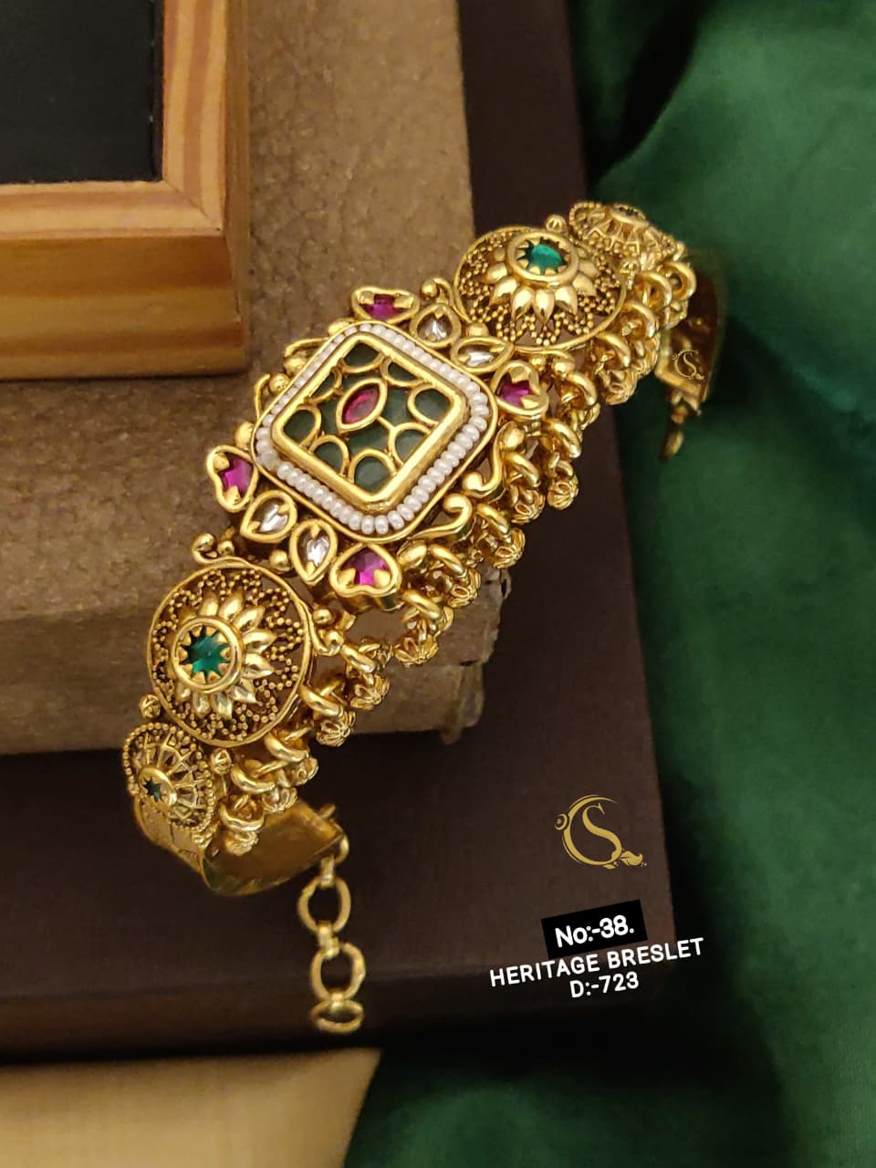 Premium Quality Imitation Jewellery Gold Plated Bracelet GBR014